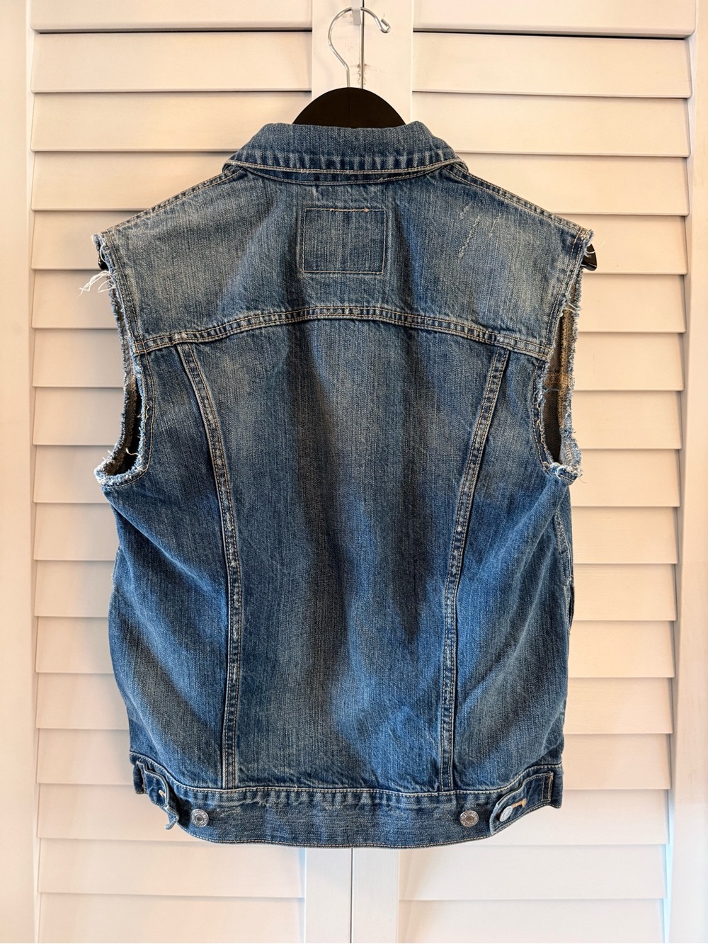 Levi’s Men's Relaxed Trucker Jacket Distressed Raw Torn Away Sleeve Size Small - Picture 8 of 15